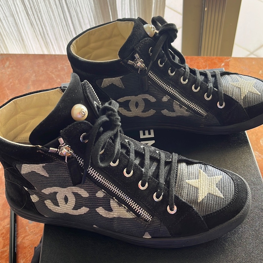 Authentic Chanel sneaker shoes CC all over super comfortable great condition